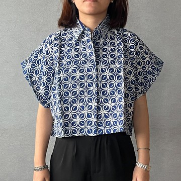 印尼蠟染可愛少女風短版襯衫 PUPUT - 藍小花 - PUP018