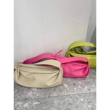 寬肩帶軟皮餃子包腋下包包女2025小眾設計單肩斜挎包大容量月牙包