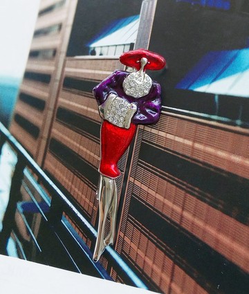 Vintage Jewelry 寒冬中套著手圍的仕女  別針  胸針