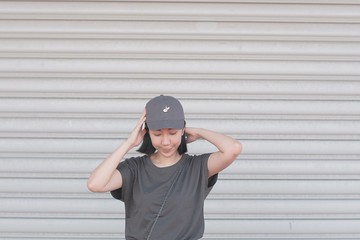 棒球帽短帽簷縫珠刺繡兔子小臉圖案