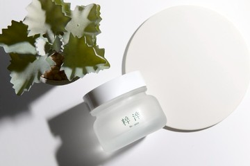 水潤白皙光采 亮妍精華露