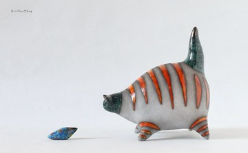 手工陶瓷貓與魚 – 現代動物雕塑，橘色條紋