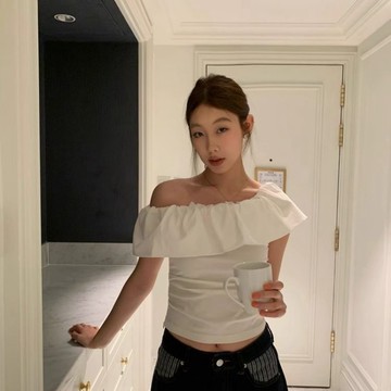 經典款一字領短袖上衣 氛圍感荷葉邊一字肩上衣 女修身褶皺小衫 法式一字領上衣 露肩上衣 B218