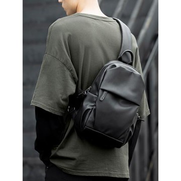 皮質防水斜挎包男士背包通勤單肩包輕便隨身小掛包大容量郵差胸包