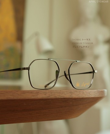 獨特設計鏡框：日式觸感鼻墊設計