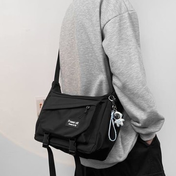 潮牌斜挎包男日系休閑ins單肩包個性百搭男士斜挎包大容量郵差包