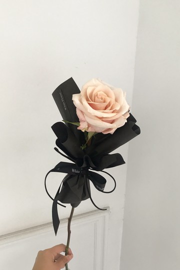 【ELLESHOP】520禮物、告白禮物、情人節禮物❤️(限雙北配送) 白色花藝-典雅杏粉玫瑰-單朵鮮花束