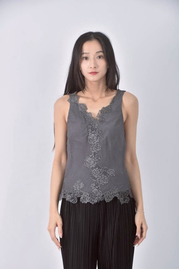 (S) 蕾絲邊灰色上衣