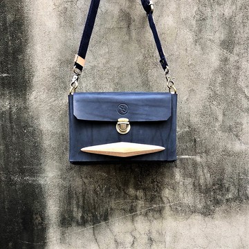 手工簡約真皮木把斜背包 側背包 (深海藍)