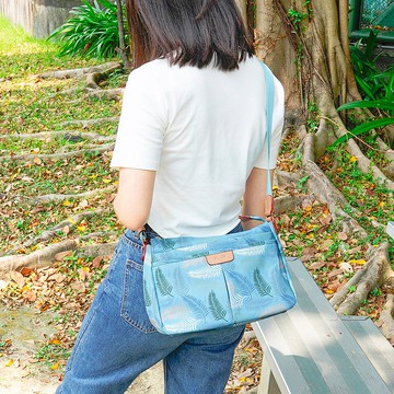 羽草系最正層次收納斜背側背包12975(粉嫩藍)