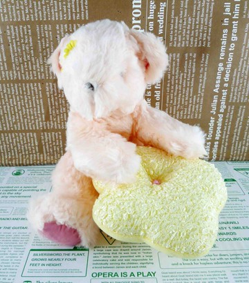 【震撼精品百貨】日本日式精品 熊 Bear 絨毛玩偶-抱花粉 震撼日式精品百貨