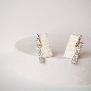 刺繡耳針或耳夾 單色系 灰白色