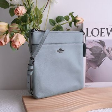COACH 金屬LOGO防刮皮革斜背小扁包(灰藍)