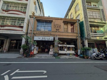 西子灣文創8米面寬金店｜高雄市鼓山區麗雄街