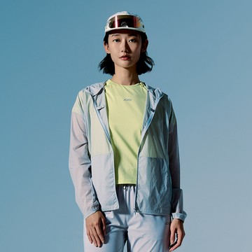 ADISI 女輕肌感超撥水抗風透氣野跑連帽外套(可自體收納) AJ2611076 淺灰 (M-2XL)｜UPF30+ 輕量 跑步外套