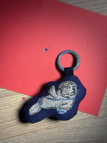 【禮物首選】 Abbysounique 全系列澎澎刺繡拉鍊頭