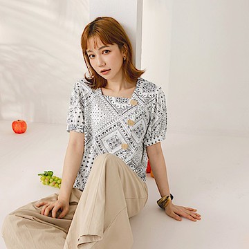 OB嚴選-小V臉．方領不易皺開釦印花短袖上衣