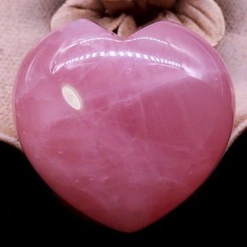 天然粉晶擺件心型手把件把玩原石打磨芙蓉晶手握能量療愈石頭