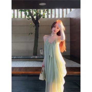 純欲性感露背掛脖吊帶連衣裙女夏季度假褶皺長裙綠色寬松a字裙子