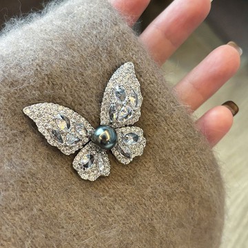 【奢華氣質】施華洛世奇珍珠蝴蝶胸針 胸花別針 高檔女胸針 秋冬大衣小香風配飾 高端飾品 衣服飾品 奢華胸花 氣質胸針