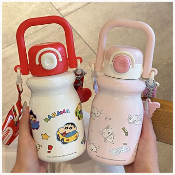 天藍小舖-蠟筆小新背帶牛奶雙飲杯540ML-共4色-$390【A11115629】