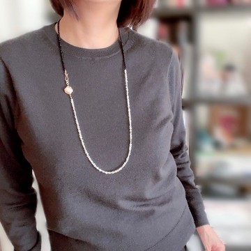 縞瑪瑙與淡水罌粟珍珠長項鍊，綴有 पत्ती形珍珠