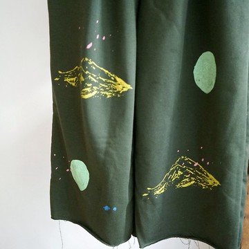 夜綠色純棉印花不修邊下擺口袋寬褲 -小狗與愛 / 微笑幾何