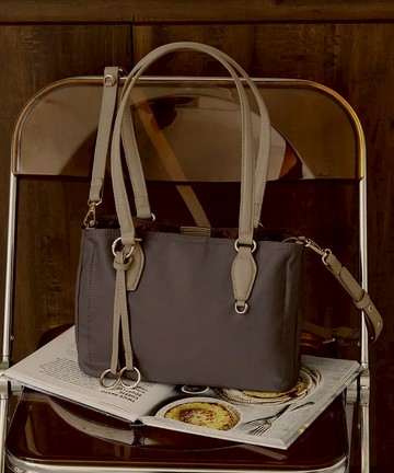 【KINAZ】 雙彈簧圈吊飾分層肩背斜背托特包-咖啡糖霜-布朗尼系列(BZ96436-70)