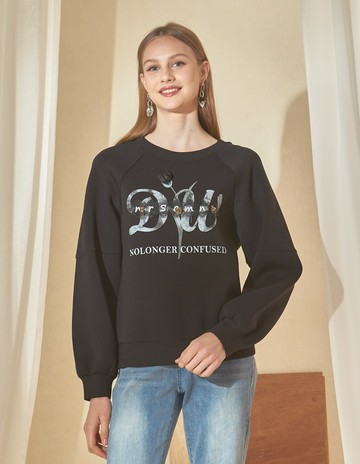 ★【喜芝梅】黑曜玫瑰 字母圖案立體花朵裝飾圓領上衣(黑色；M-2L) 224460291