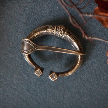 胸針裝飾品。手工飾品。異教腓骨。維京複製品。斯堪的納維亞語。