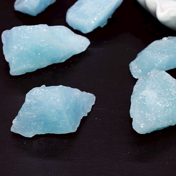 如鴻天藍色水晶原石海藍寶礦物魚缸裝飾造景兒童寶石碎毛料