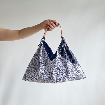 【一件獨特】單色・單面設計的東袋 雙色拼接 - 浴衣布料 白色松葉紋 & 浴衣布料 深藍變形格紋