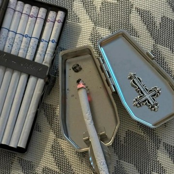 🤩買到賺到🤩 萬聖節裝飾 萬聖節氛圍好物 新款手作暗黑哥特棺材金屬小收納盒十字架灰缸便攜鑰匙扣小掛件