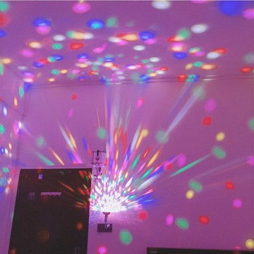 現貨🔥無線便攜魔球氛圍燈 多模式可調爆閃閃光燈 KTV 酒吧舞台燈 生日派對節日家用裝飾彩燈 台灣出貨