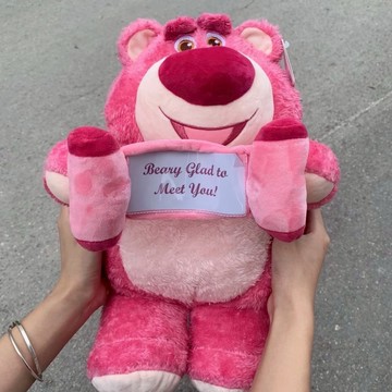 九木雜物社xDISNEY迪士尼 草莓熊 熊抱哥毛絨玩偶 30CM高 表白祝福 送禮款 有香味