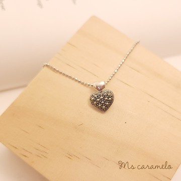 焦糖小姐-Ms-caramelo-925銀鍍K白 愛心項鍊(復古設計 白鐵礦項鍊))