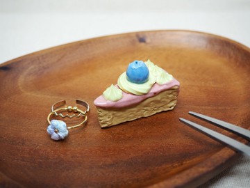 藍莓可愛使者-迷你切片蛋糕戒指台