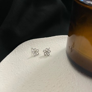 S925純銀 純銀鏤空花朵耳環 純銀小花耳針 M11 通體純銀 簡約花朵耳環 小巧純銀耳飾 防過敏
