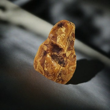 收藏級全皮白花蜜蠟原礦 焦皮料把玩擺件 隨身搓香松香撲鼻附保卡