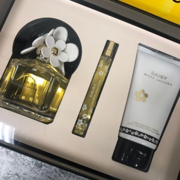 ◐香水綁馬尾◐Marc Jacobs MJ 小雛菊淡香水禮盒( 香水100ml+體乳