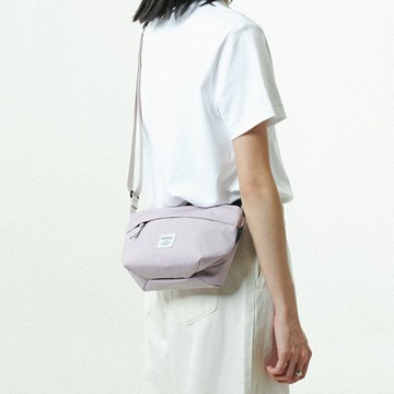 LUNA簡約時尚外表之下能妥善收納您的日常必需品簡約輕巧斜背包