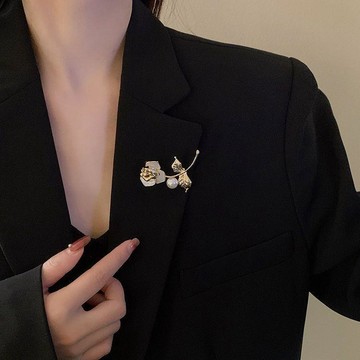 免運🦄秋冬玫瑰花胸針高級女高檔胸花飾品防走光絲巾扣別針禮物衣飾防走光 胸針 領口別針 優雅風針釦別針 領針 時尚