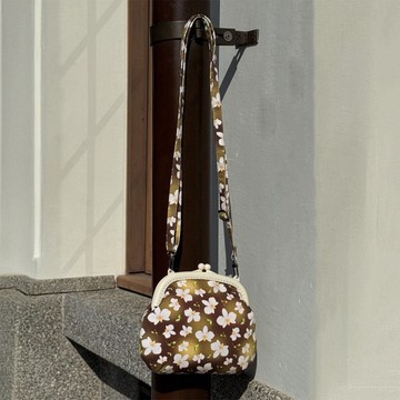 【巧妙藝手】 獨家 蝴蝶蘭(靜謐山林) 印花－側背塑膠口金包