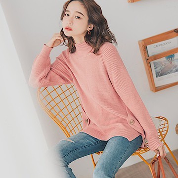 QQ毛衣．針織微高領側釦寬版上衣-OB大尺碼