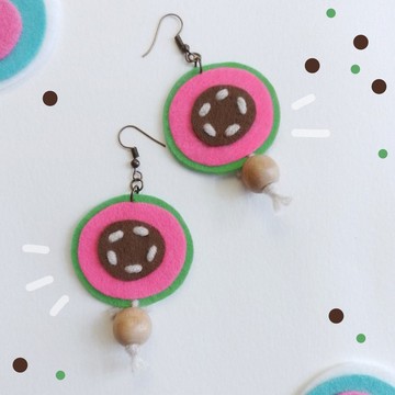 手工製作的自由形狀耳環，用紗線和珠子在硬氈上刺繡，尺寸為 1.75x3 英寸。