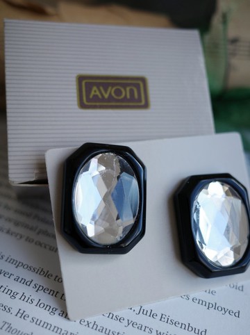 老又好古董珠寶  Avon黑透明方形塑料針式耳環 A207