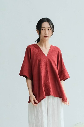 V領短版微皺上衣 / 慕斯布 紅