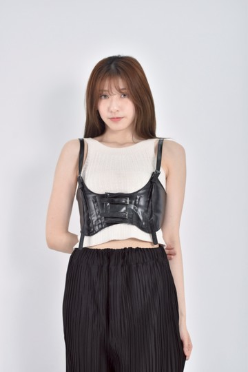 (S) 【里唯私服】質感修身短版皮質無袖黑色上衣