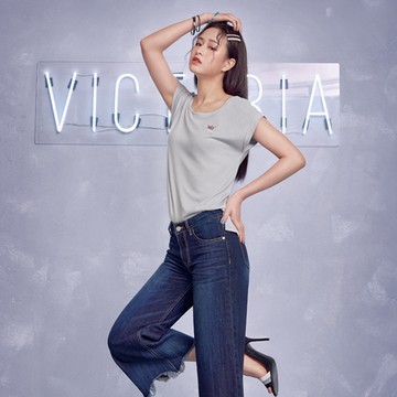 VICTORIA 皇冠貼鑽落肩女上衣-淺灰