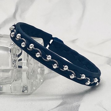 由真皮制成的窄红色手镯。 萨米红皮手镯